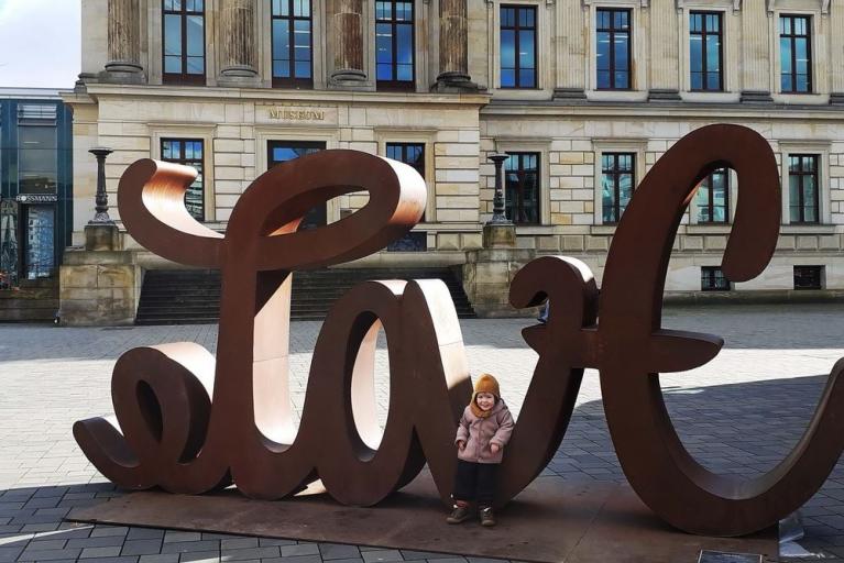 Weltbekannte Skulptur LOVE HATE