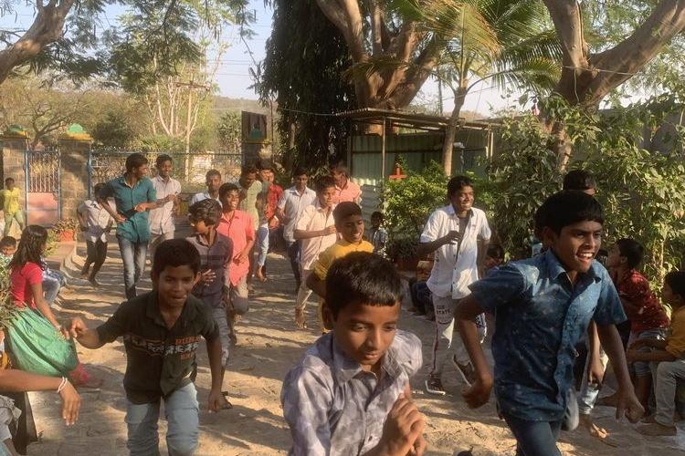 Kinder in Indien laufen für ihre Herzenswünsche