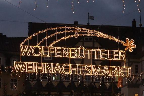 Wolfenbütteler Weihnachtsmarkt zieht auf den Schlossplatz