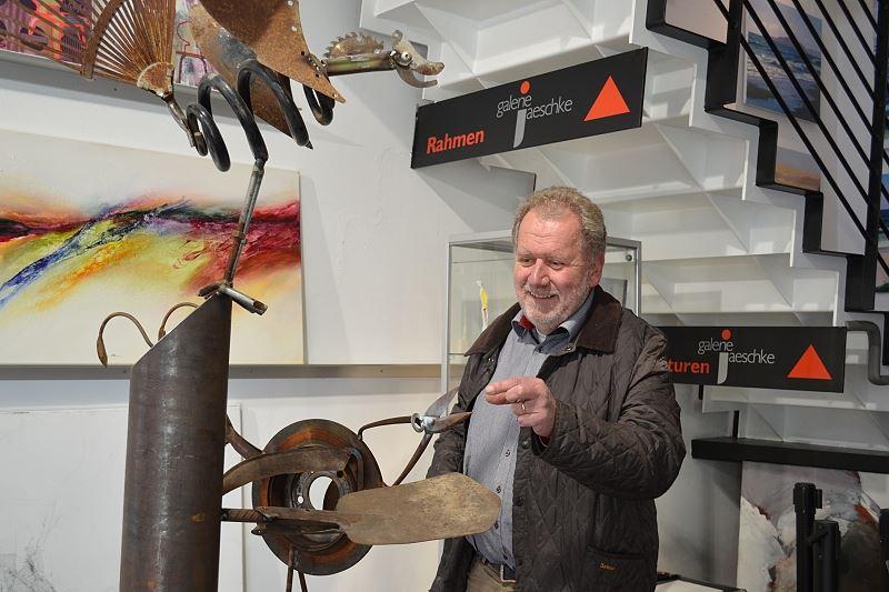 Tobias Wehrstedt besucht seinen "Vogelbaum" in der Galerie Jaeschke.