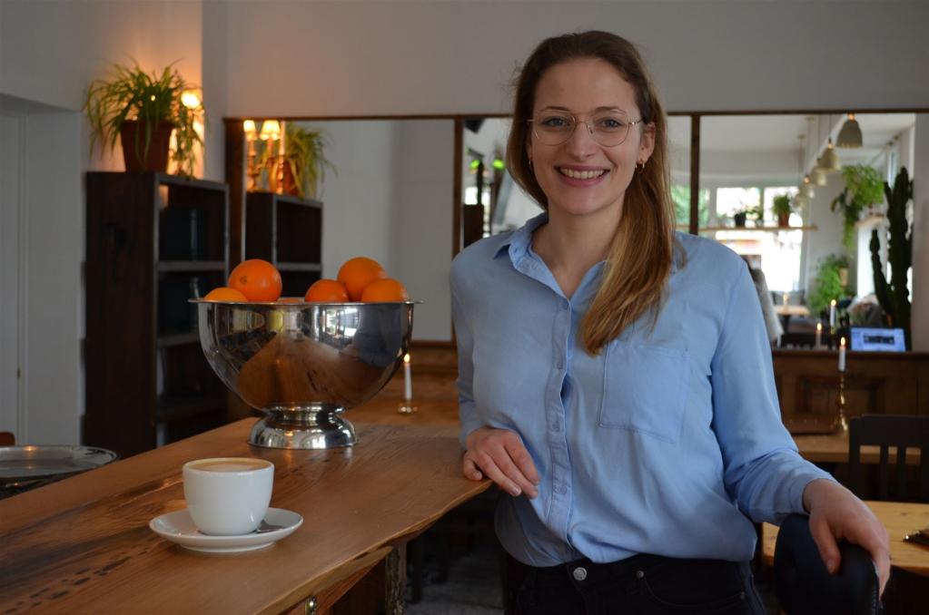 Café-Betreiberin und Barista Kay Krüger.