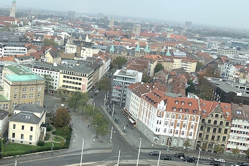 DORMERO zieht an den Braunschweiger Friedrich-Wilhelm-Platz. Schon früher wurde die Immobilie (vorne rechts auf der Ecke des Platzes) als Hotel genutzt.