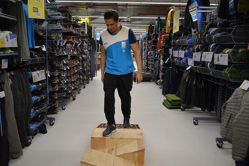 Sportleader Getúlio Brancelli demonstriert, wie man Passform und Sitz von Wanderschuhen direkt im Laden testen kann.