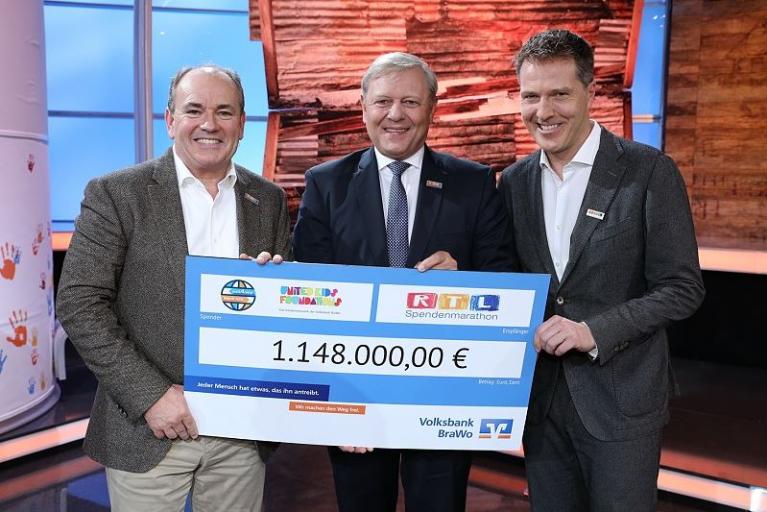 Volksbank BraWo übergibt RTL-Spendenmarathon größten Scheck aller Zeiten