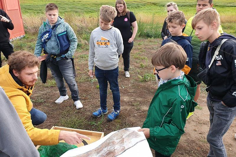 Der Kinderbeirat Wolfsburg mit Daniel Pollok beim Besuch der archäologischen Grabung am Sonnenkamp. 