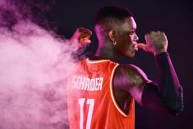 Dennis Schröder trägt sich ins Goldene Buch ein