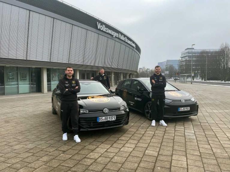 Neue Löwen-Autos