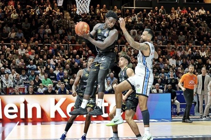 Start-Ziel-Sieg beim Comeback von Josh Hawley