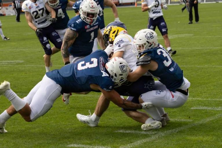 Lions unterliegen den Hildesheim Invaders knapp mit 27:31