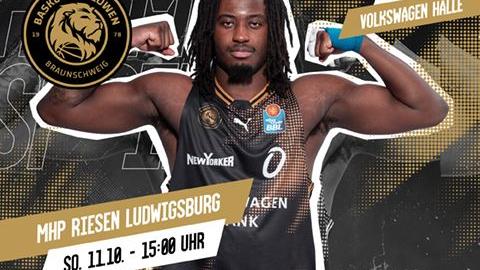 Basketballspieler posiert im Trikot der MHP Riesen Ludwigsburg vor grafischem Hintergrund mit Spielhinweisen