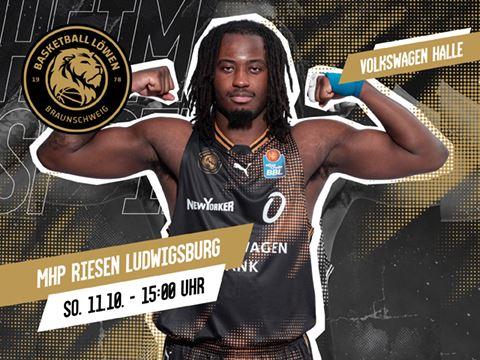 Basketballspieler posiert im Trikot der MHP Riesen Ludwigsburg vor grafischem Hintergrund mit Spielhinweisen