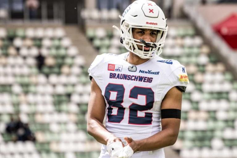 American-Football-Spieler in weißer Braunschweig-Uniform mit Helm und der Nummer 82