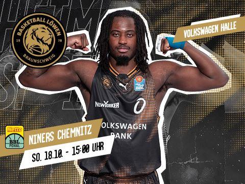 Basketballspieler im Trikot der Basketball Löwen Braunschweig vor Werbegrafik mit Spielhinweisen