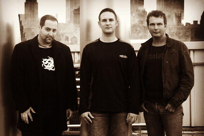 Die Bandmitgleider von EAS: Andre Fedorow (Bass,Keys), Daniel Salinger (E-Guitars), Evangelos "Laki" Mihailidis (Drums).