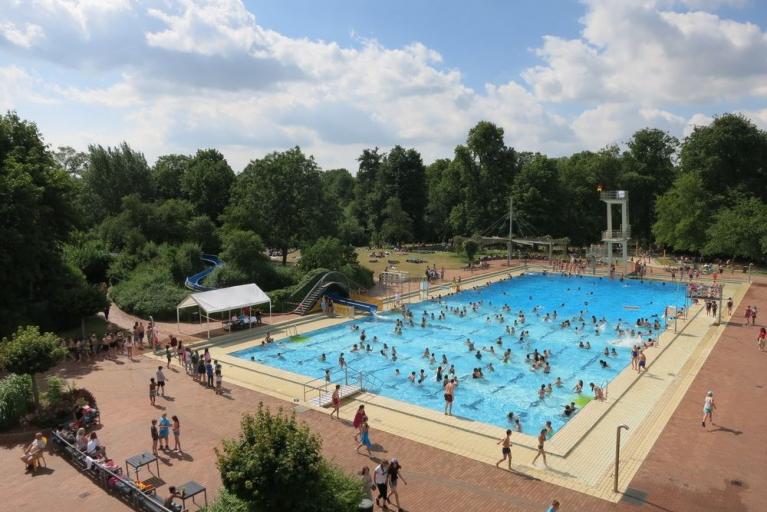 Wasserrutschmeisterschaft im Freibad Bürgerpark