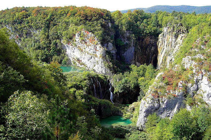 Karstlandschaft rund um die Plitvicer Seen in Kroatien. 