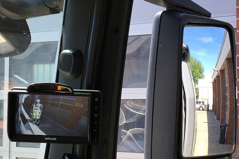 Der Bildschirm des Abbiegeassistenten im Inneren des Fahrzeugs. 