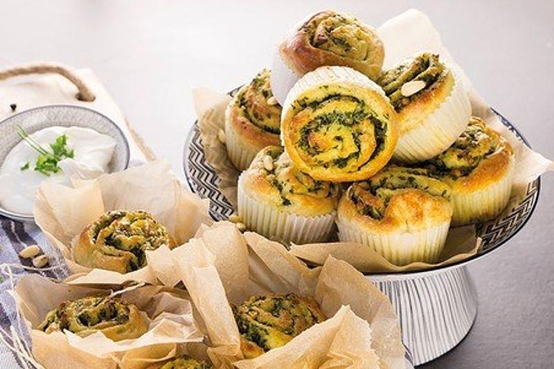 Ob frisch aus dem Ofen oder als kalter Snack: Die Kartoffel-Bärlauch-Muffins bringen den Frühling auf den Teller.