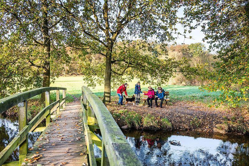 Zwischenstopp am "Golddörfer Wanderweg". Im Sommer lässt sich der Heidebach "Gerdau" Von Bohlsen aus auch per Kanu erkunden.