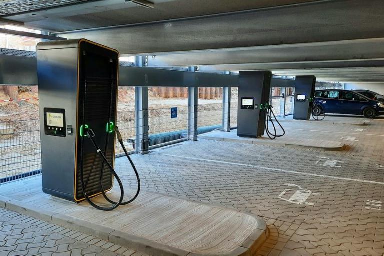 Schnellladesäulen im Klinikparkhaus Salzdahlumer Straße