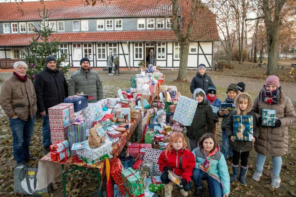 Die Organisatoren und Förderer der AAI-Wunschbaum-Aktion freuen sich über die Erfüllung von rund 300 Weihnachtswünschen: (v. l. n. r.) Per Møller (Remenhof gGmbH), Michael Wohlrab (event-service-bs), Jean-Luc Hänel (Arbeitsausschuss Innenstadt Brauns