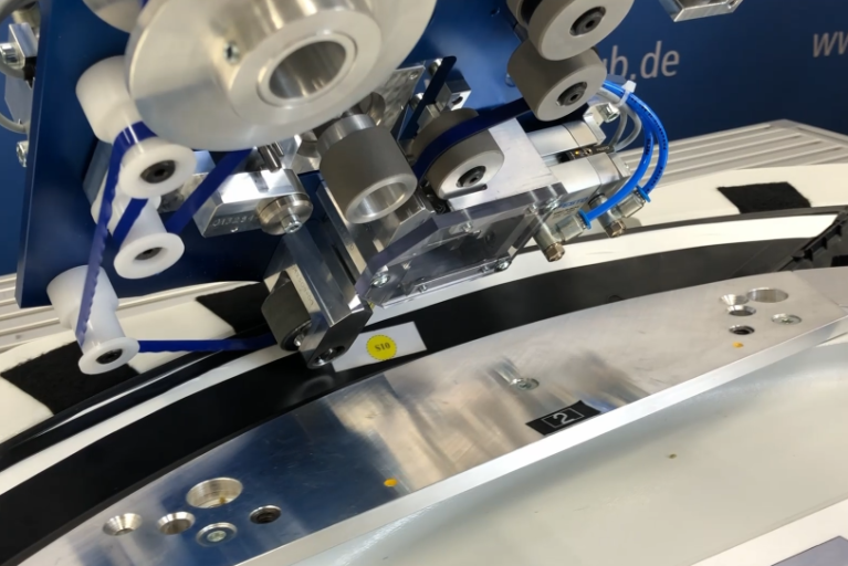 Synostik entwickelt intelligente Diagnose für robotergestütztes Applizieren von Klebebändern
