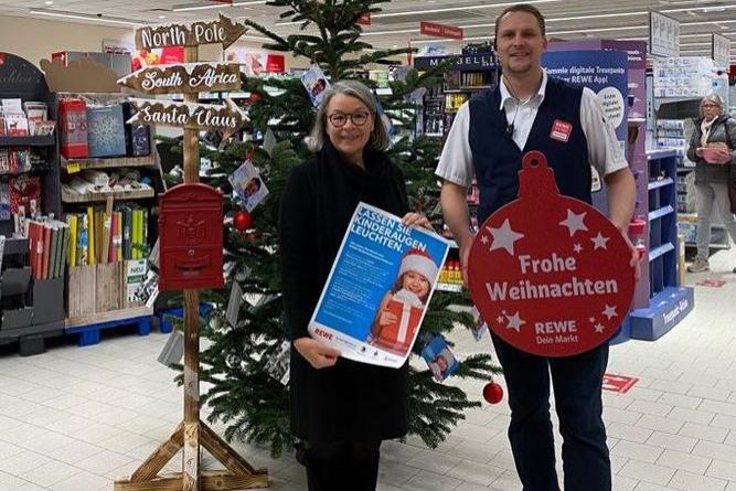 Weihnachtswünschebaum für den guten Zweck startet
