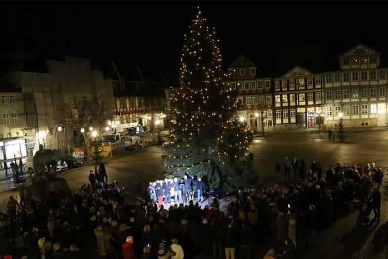 Friedenstanne aus Drammen stahlt wieder für alle Menschen