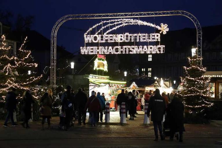 Weihnachtsmarkt als kleine Insel der Ruhe und der Hoffnung