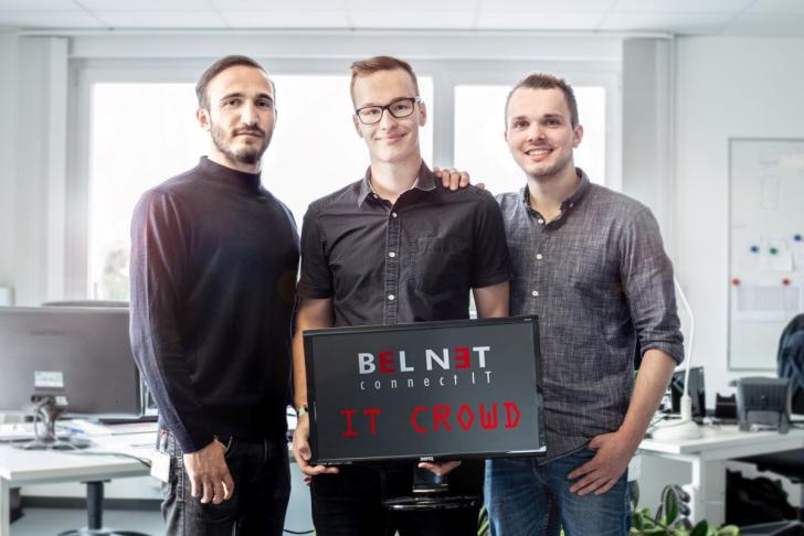 Drei der ehemaligen Azubis, die nach gerade bestandener Prüfung bei BEL NET bleiben.