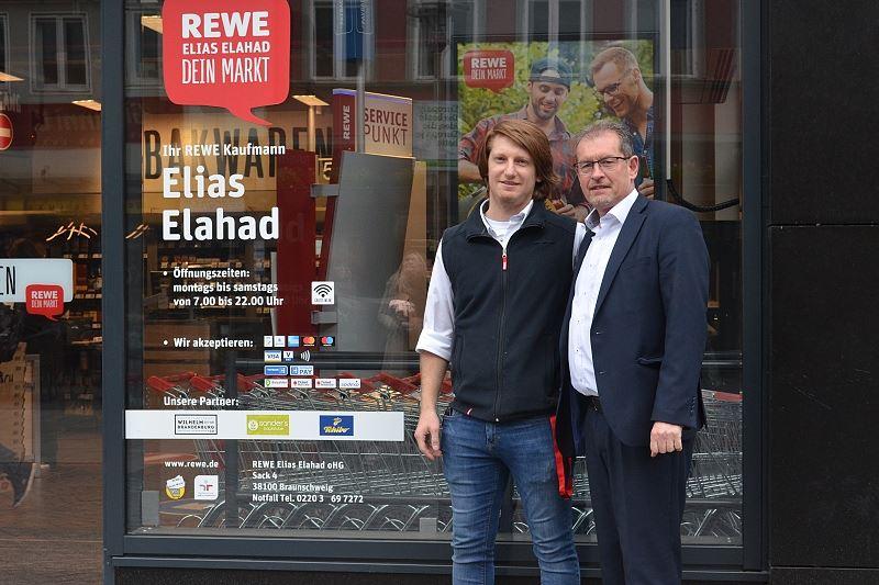  Elias Elahad (Marktleiter im neuen REWE-Markt im Konrad-Koch-Quartier) mit Ralf Keffel (Vertriebsleiter REWE Nord) vor Elias Elahads Filiale in der Braunschweiger Innenstadt.