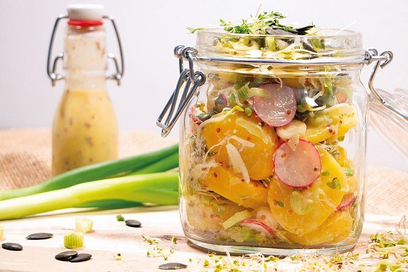 Voller gesunder Zutaten und einfach lecker: der Kartoffel-Radieschen-Salat mit Sprossen. 