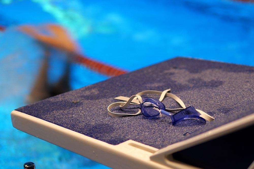 Schwimmtrainer Sören Novin trainiert Leistungsschwimmer der Region.