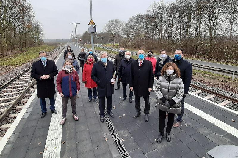 Niedersachsens Verkehrsminister Dr. Bernd Althusmann (vorne in der Mitte) und Vertreter der Politik bei der offiziellen Inbetriebnahme des neuen Bahnsteigs in Rötgesbüttel. 