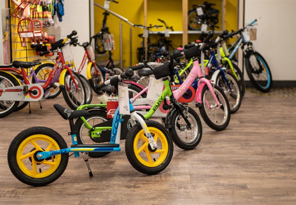 Kinder können das Fahrradfahren spielend durch Laufräder lernen.
