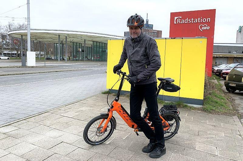 Angekommen am Hauptbahnhof: Marc Katholing auf dem Weg zu seiner Filiale in Wolfsburg per Faltrad und Zug.