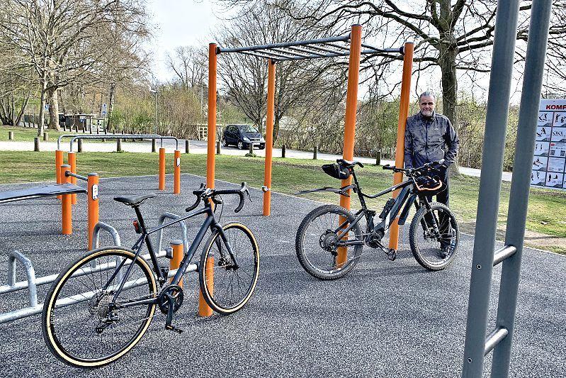 Fahrradexperte Marc Katholing stellt zwei verschiedene, angesagte Trainingspartner vor: das Gravelbike (links) und das E-Mountainbike (rechts).